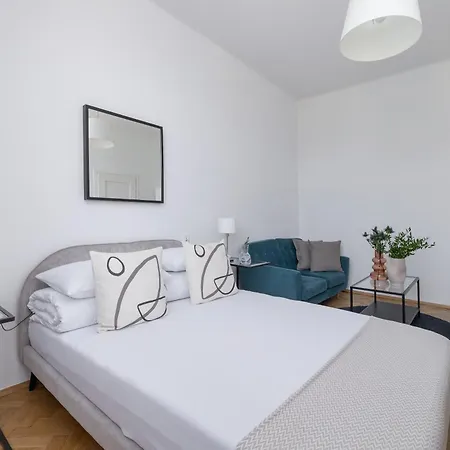 דירה Monochrome Rosettes-1Br For 2-Old Town