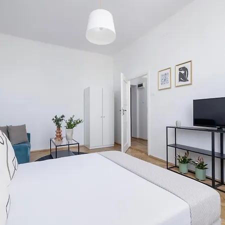 Monochrome Rosettes-1Br For 2-Old Town דירה