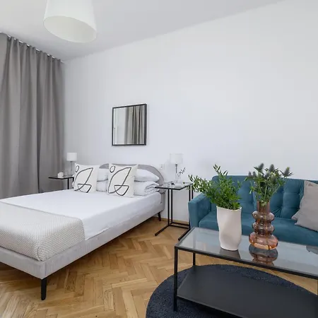 דירה Monochrome Rosettes-1Br For 2-Old Town