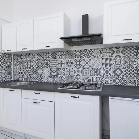 דירה Monochrome Rosettes-1Br For 2-Old Town