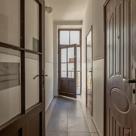 דירה Monochrome Rosettes-1Br For 2-Old Town *